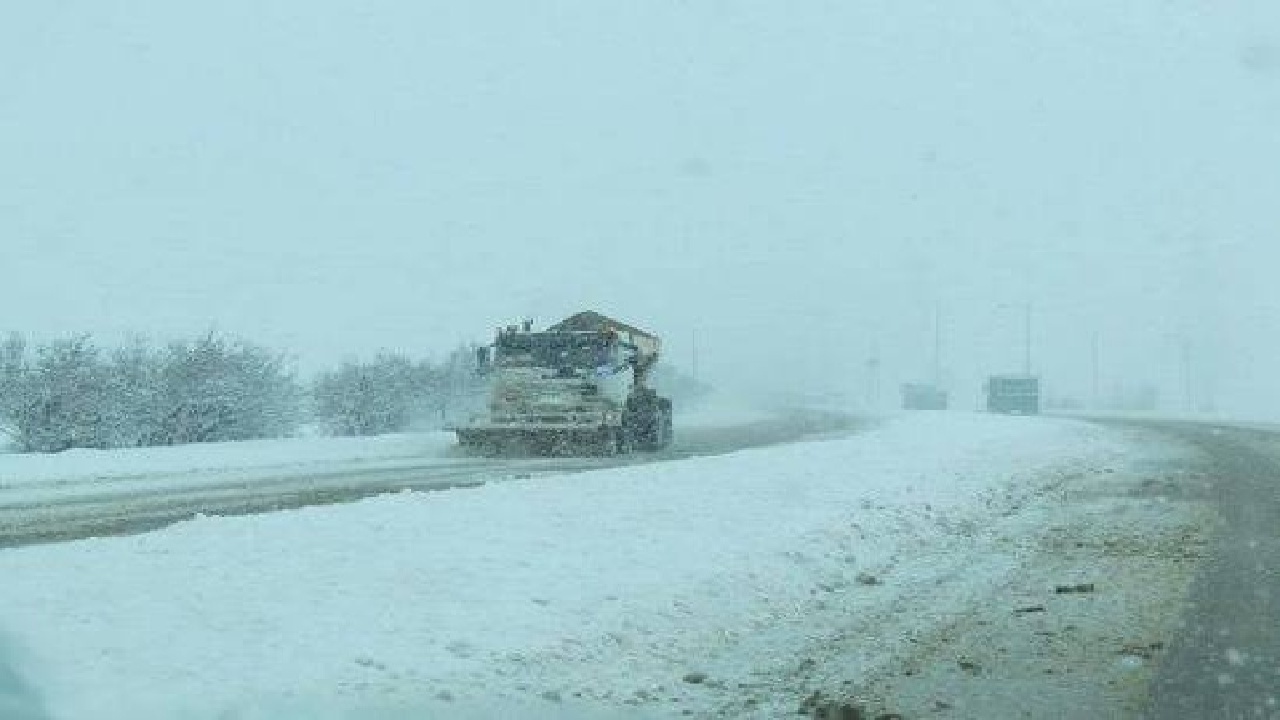 بارش برف راه ارتباطی ۶۰ روستای الیگودرز را مسدود کرد