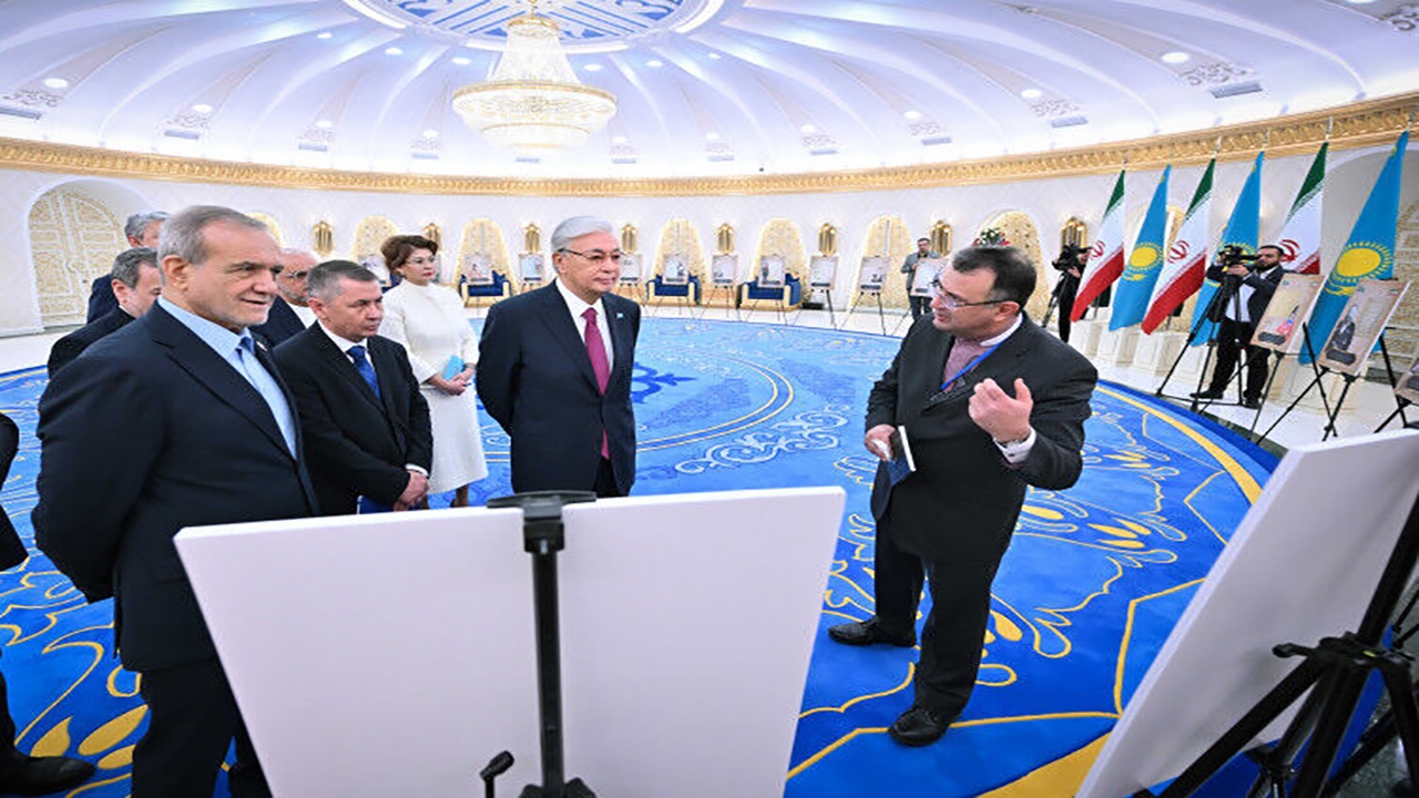 بازدید توکایف و پزشکیان از نمایشگاه نسخه‌های خطی تاریخ قزاقستان از آرشیو‌های ایران