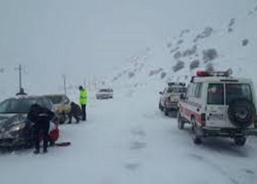 امدادرسانی به ۵۰ خودروی گرفتار در برف و کولاک جاده خلخال - الماس