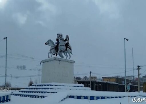 ورود گردشگران به کوهرنگ با بارش برف + فیلم