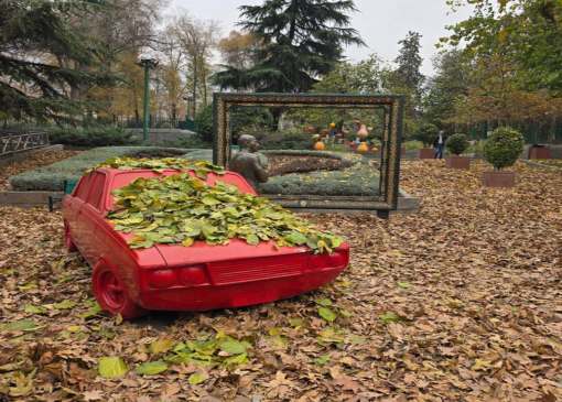 اجرای گذر پاییزی در بوستان‌های بزرگ منطقه یک با فرش برگ‌ها