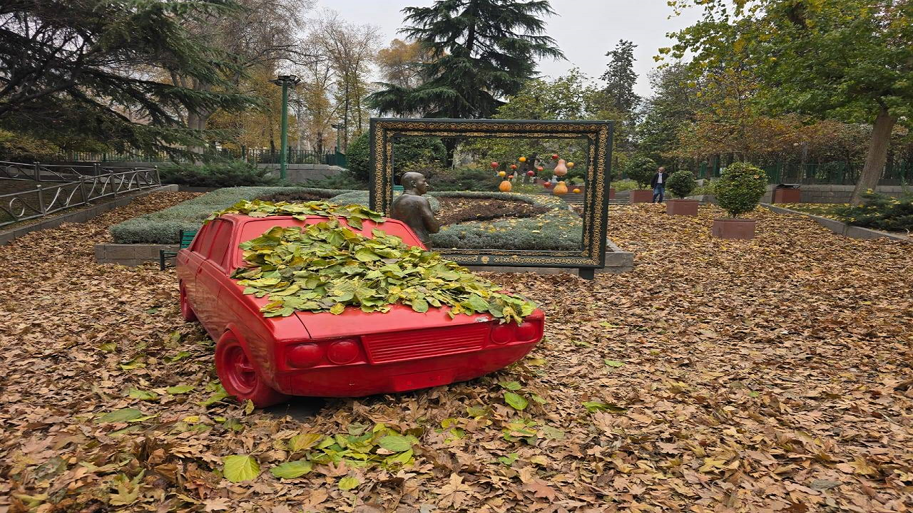 اجرای گذر پاییزی در بوستان‌های بزرگ منطقه یک با فرش برگ‌ها