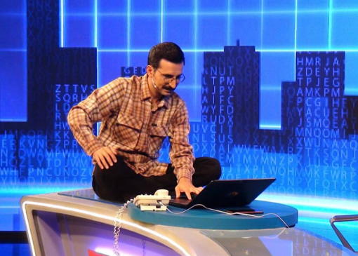 همراه با برنامه «درنگ» که با شوخی رسانه‌های غرب را نقد می‌کند