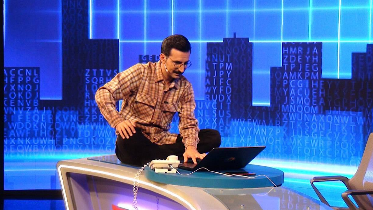 همراه با برنامه «درنگ» که با شوخی رسانه‌های غرب را نقد می‌کند