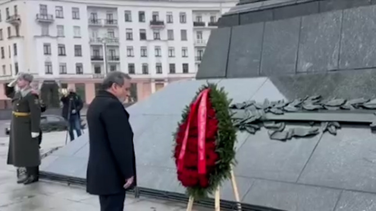 حضور عراقچی در محل یادمان پیروزی در مینسک + فیلم