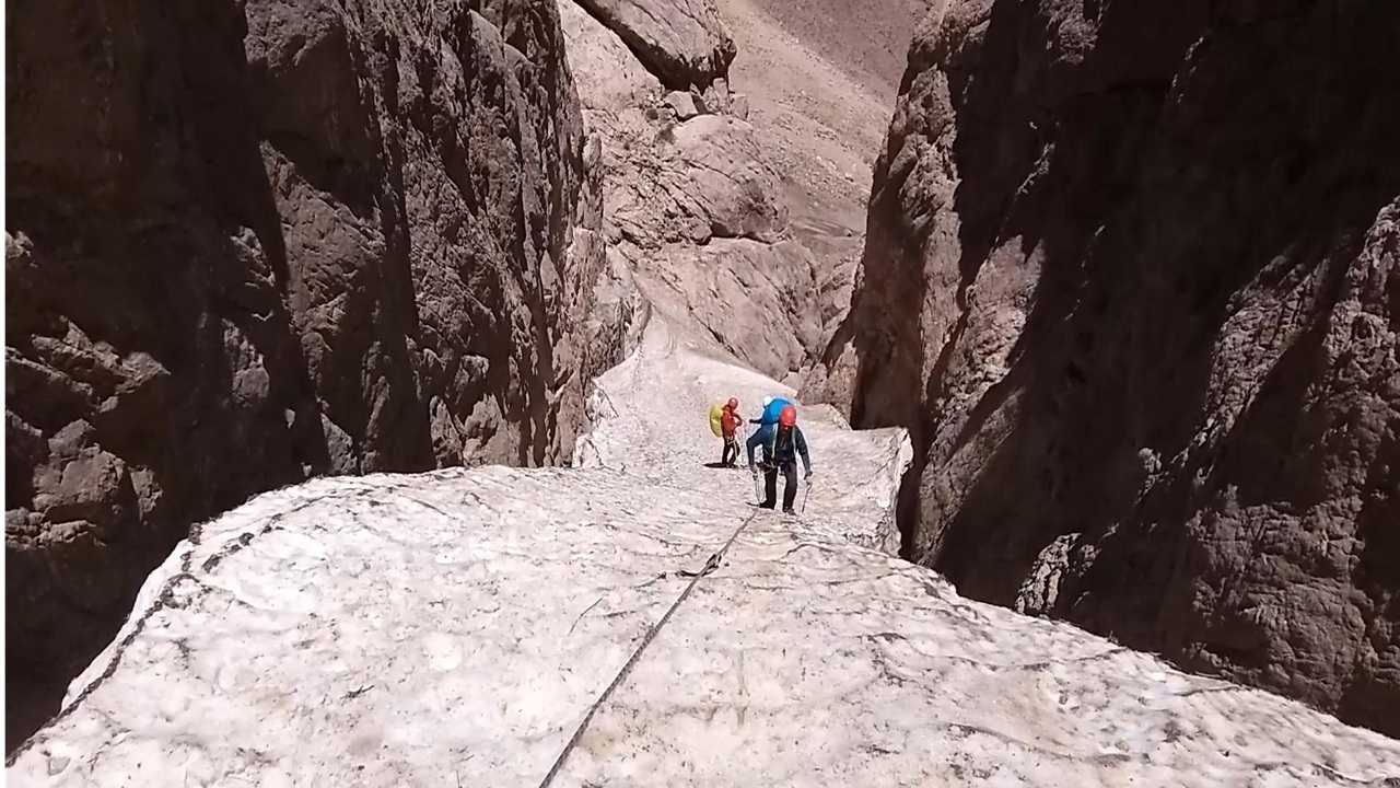 دره‌ای در مجاورت آرامستان که برای اهالی قیروکارزین خطرآفرین است