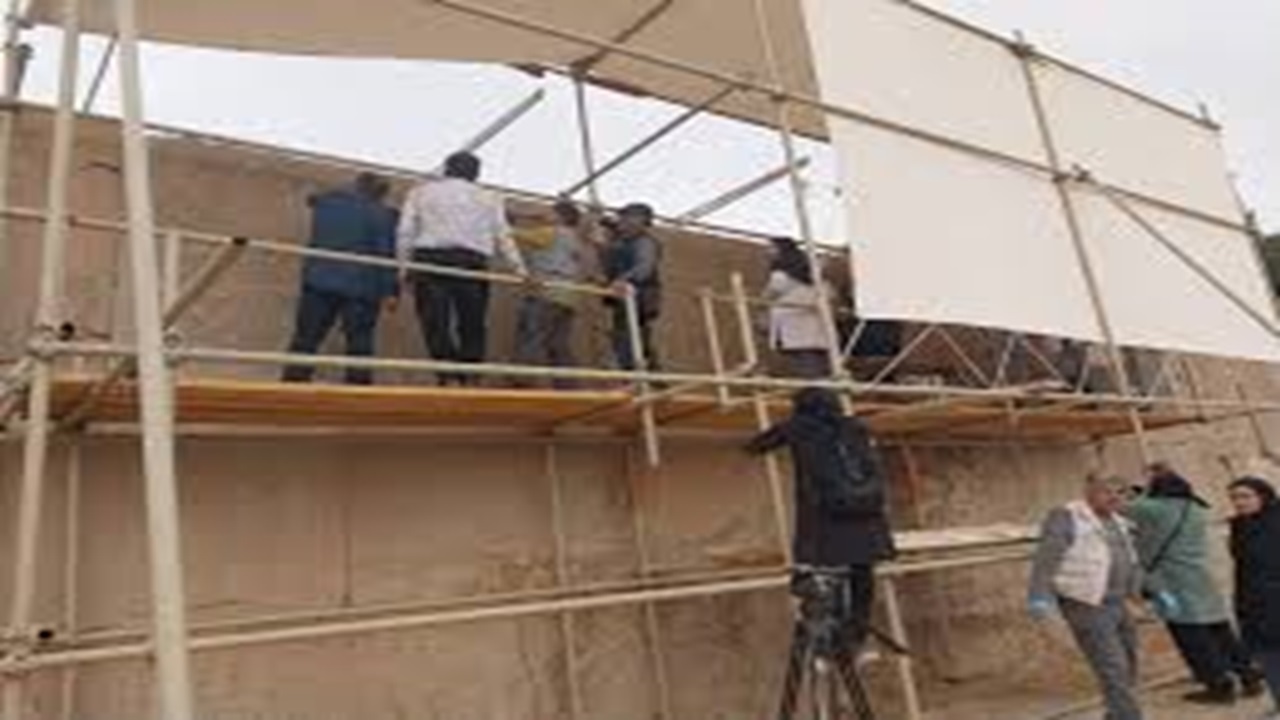 مرمت کتیبه سه زبانه داریوش + فیلم