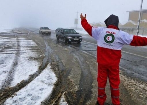 رها‌سازی ۳۰ خودروی گرفتار در برف و کولاک/ تداوم امدادرسانی و آماده باش هلال‌احمر در استان‌های درگیر