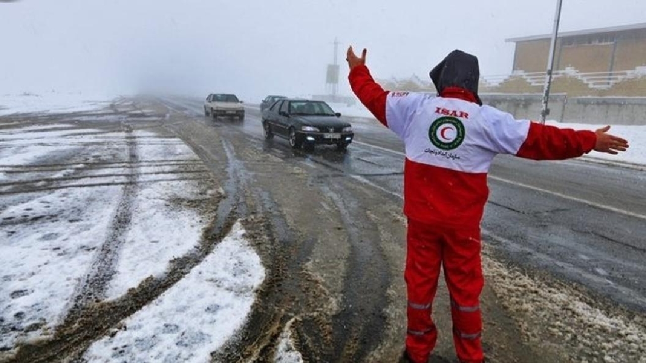 رها‌سازی ۳۰ خودروی گرفتار در برف و کولاک/ تداوم امدادرسانی و آماده باش هلال‌احمر در استان‌های درگیر