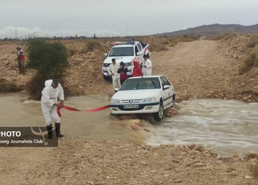 تداوم امدادرسانی هلال‌احمر فارس به بیش از یک هزار و ۴۵۰ نفر در بارش‌های اخیر + فیلم
