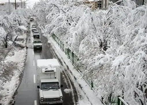 خمین با بارش برف جامه سپید بر تن کرد + فیلم