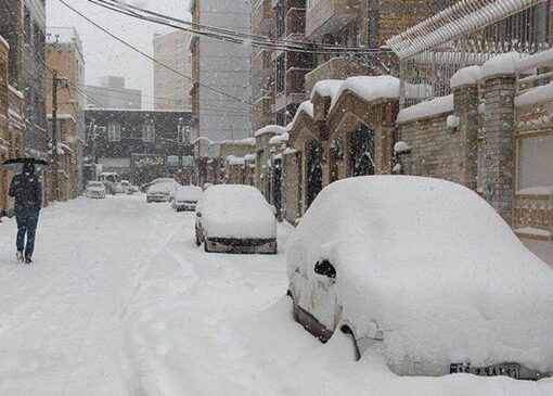 نمای برفی از روستای دره حوض بوئین میاندشت به وقت پاییز