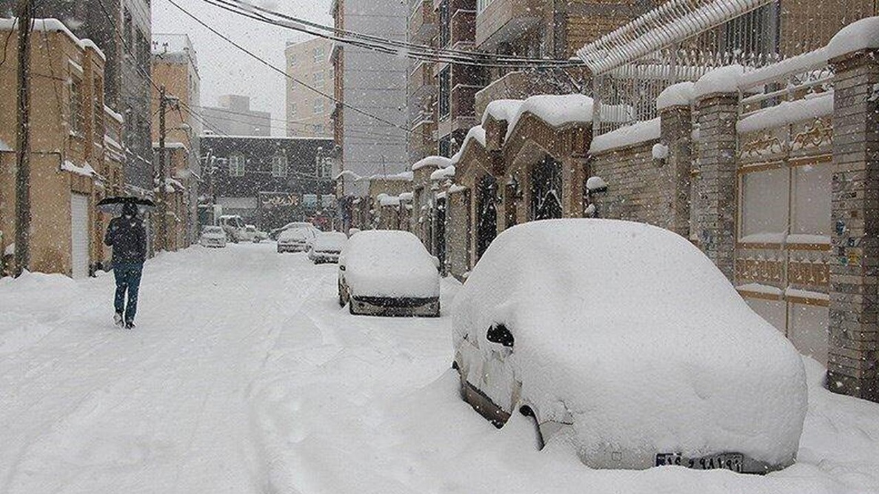 نمای برفی از روستای دره حوض بوئین میاندشت به وقت پاییز