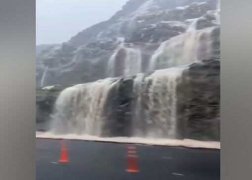 صحنه‌های زیبایی از جاری شدن آبشار‌ها بر روی کوه‌های مسیر کهنوج به رودان