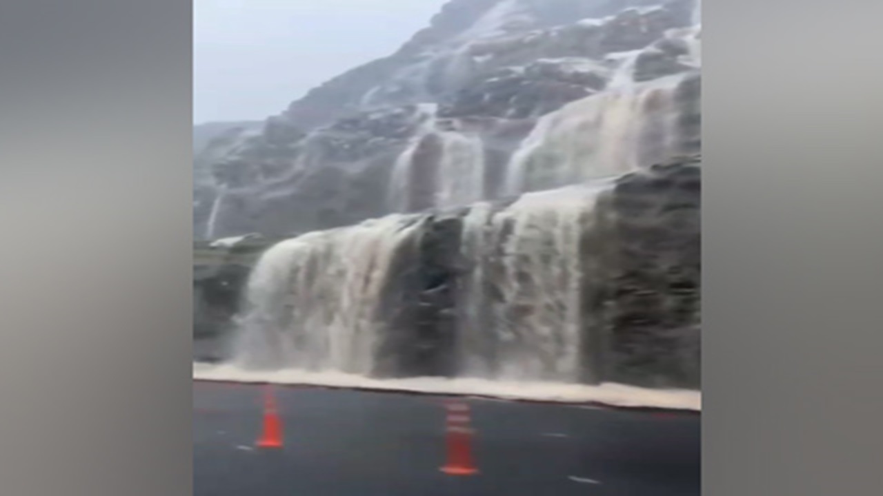 صحنه‌های زیبایی از جاری شدن آبشار‌ها بر روی کوه‌های مسیر کهنوج به رودان