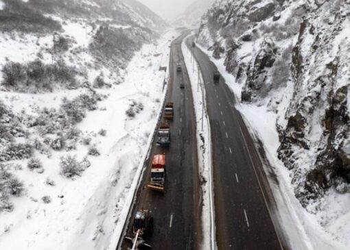خودرو‌های بدون زنجیر چرخ حتی در شرایط عادی از محور‌های کوهستانی برگردانده می‌شوند