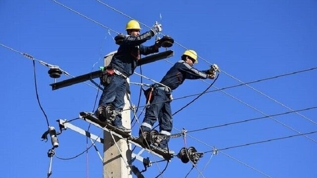 بازگشت تدریجی برق قشم به مدار پایدار تا ظهر امروز۲۷ آذر