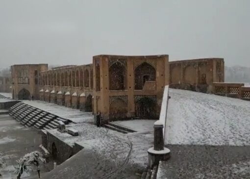 نصف‌جهان سفیدپوش از برف + فیلم