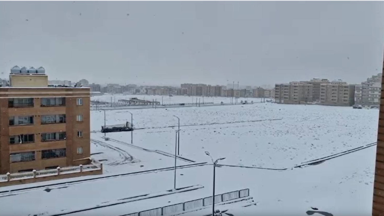 فولادشهر با بارش برف سفیدپوش شد + فیلم