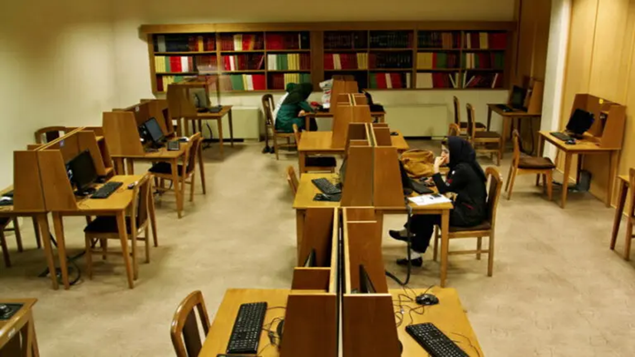 رنجش دانش آموزان انابدی از کاهش ساعت کتابخانه