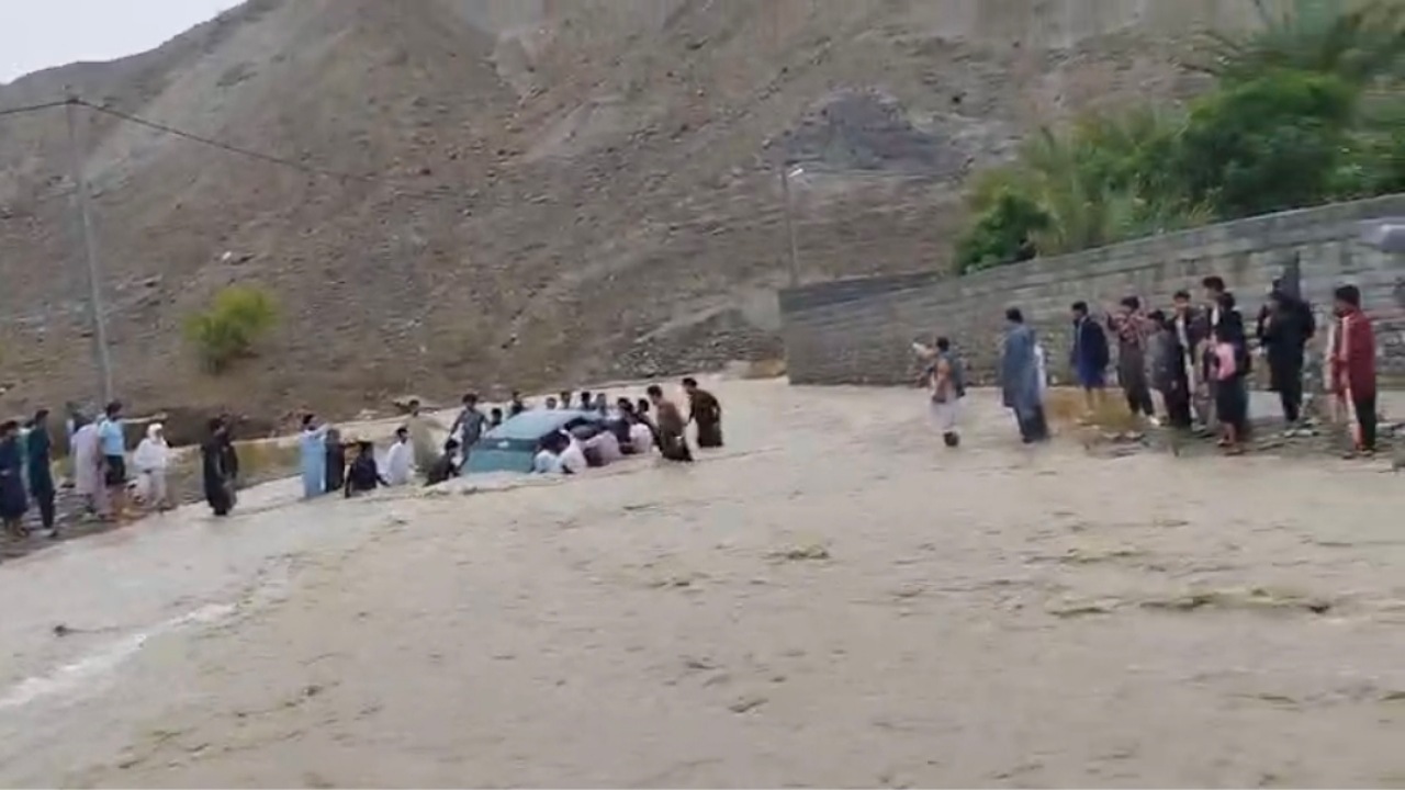 آخرین وضعیت بارش های سیلابی در نقاط مختلف سیستان و بلوچستان + فیلم و تصاویر