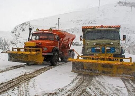 امدادرسانی به ۸۰ خودرو گرفتار در برف در محور‌های کاشان