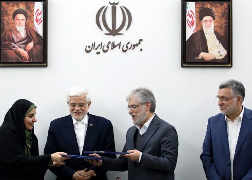 امضای تفاهم‌نامه‌های احداث مسکن اعضای هیات علمی و کارکنان دانشگاه با حضور عارف