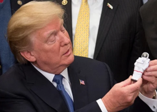 ترامپ به دنبال فرود دوباره انسان بر ماه تا سال ۲۰۲۸ است