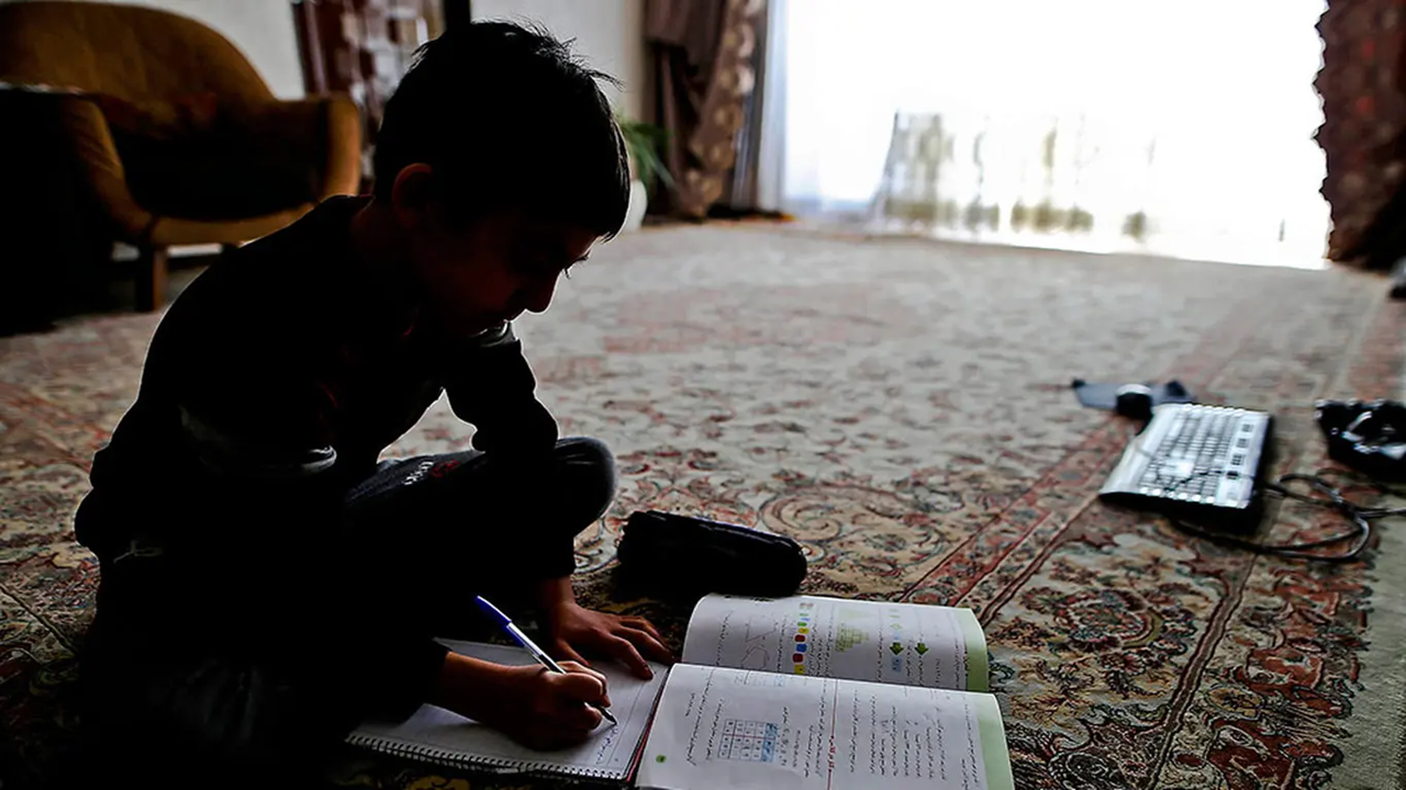 قطعی مداوم برق دانش آموزان دره کایدستا کول سیرا را به دردسر انداخت + فیلم