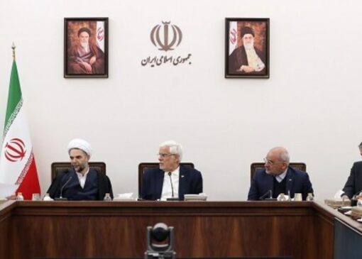 عارف: دولت با همکاری سایر قوا به دنبال پیروزی در جنگ اقتصادی است