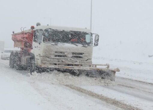 اجرای حدود ۵ هزار سرویس برف‌روبی در محور‌های قم