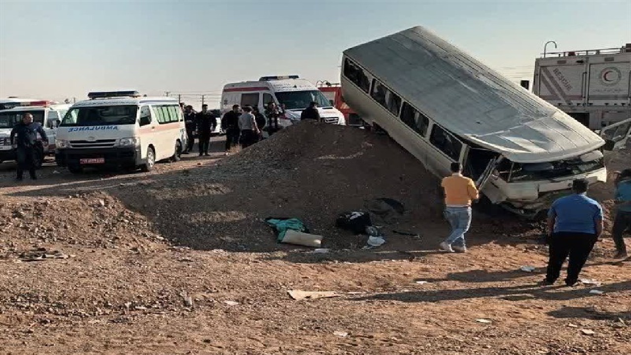 انحراف مینی‌بوس دانش‌آموزان در محور ایوانکی/ ۱۲ نفر مصدوم شدند