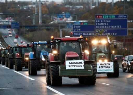 محاصره جاده‌های فرانسه با تراکتور و دام + فیلم
