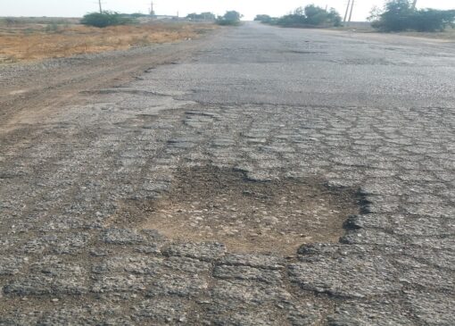 آسفالت فرسوده جاده انابد اهالی را به دردسر انداخت