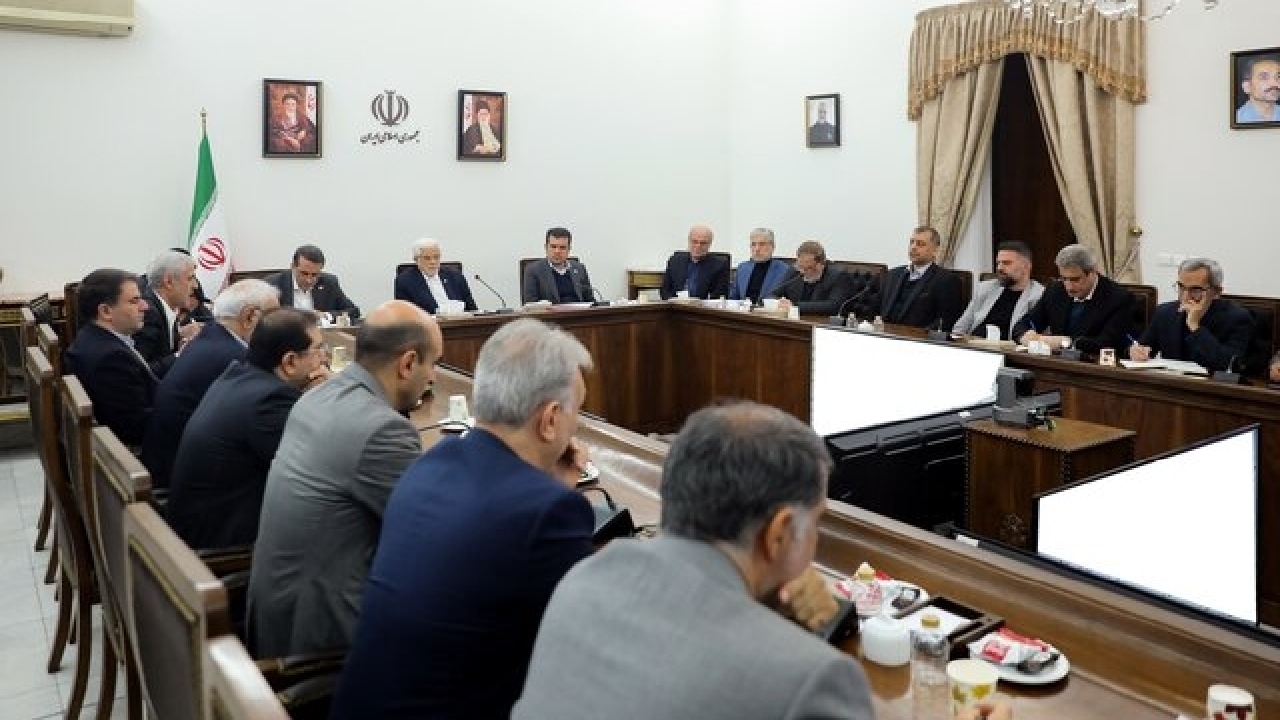 عارف: مطمئن هستم مشکلات اقتصادی حل می‌شود