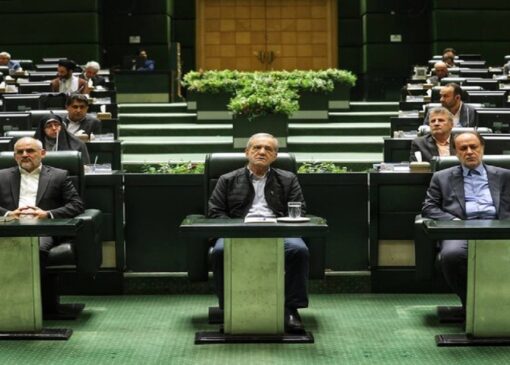 پزشکیان در صحن مجلس حضور یافت