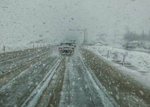 برفی شدن محور فیروزآباد به قلایی در شهرستان سلسله + فیلم