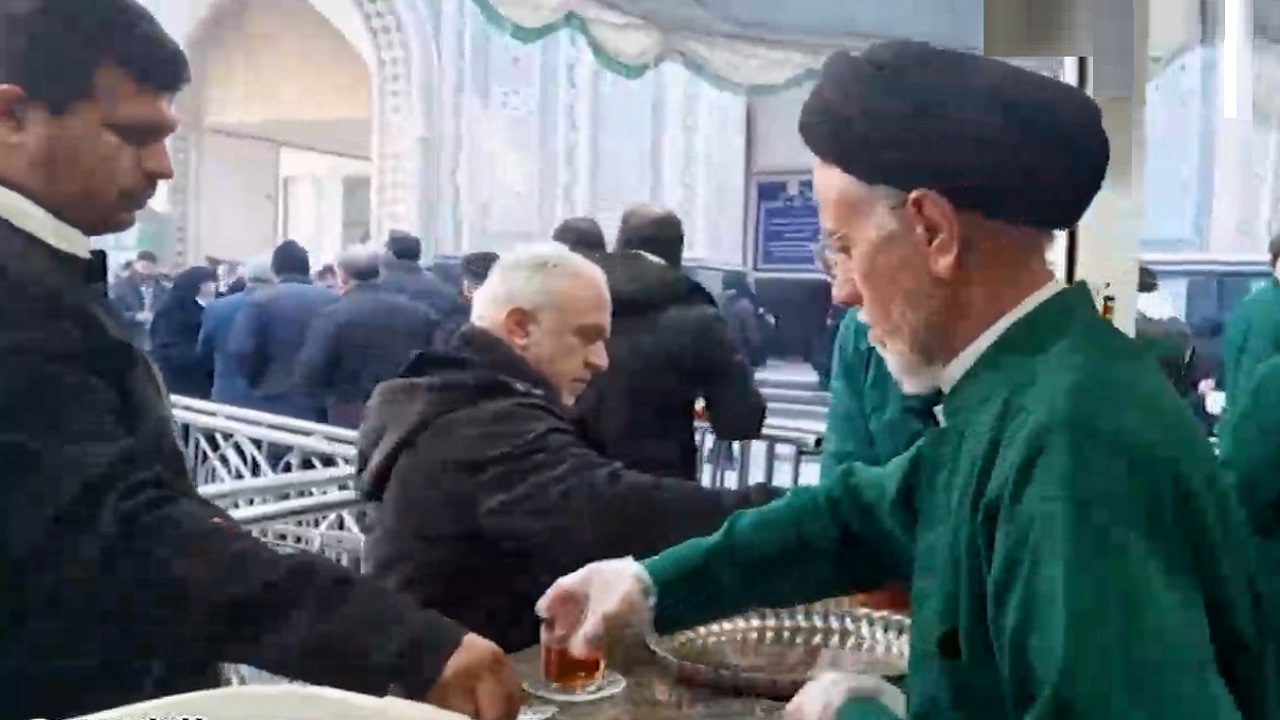 جلوه‌ای از ارادت خادمان قمی در چایخانه حرم مطهر امام رضا (ع)+فیلم