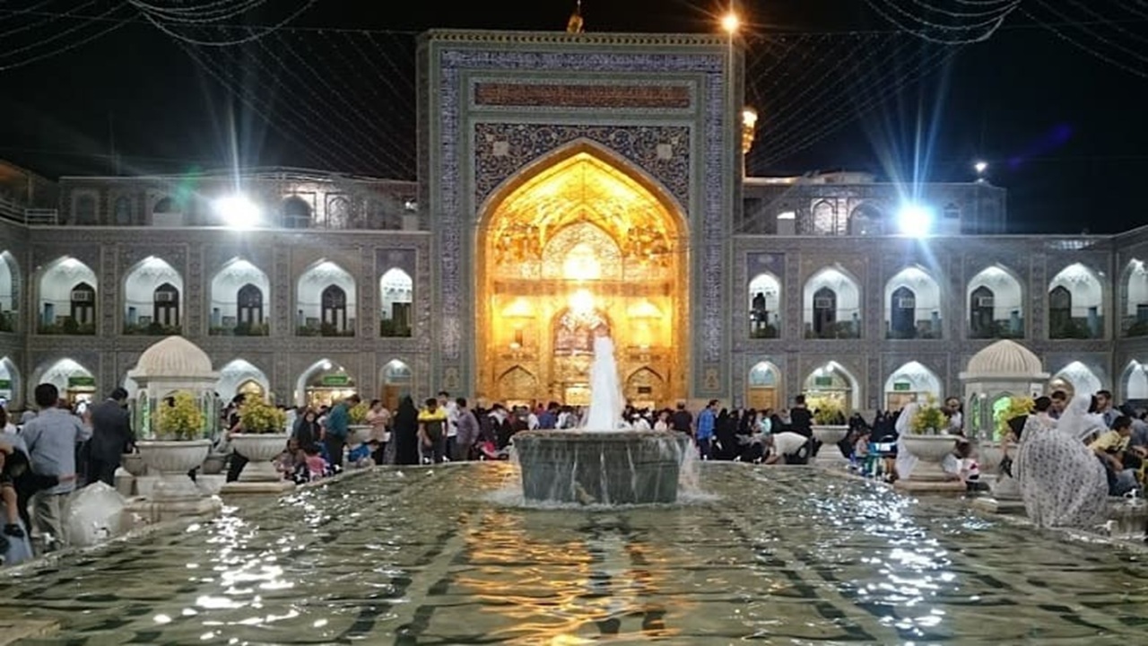 گوشه‌هایی از حال و هوای حرم امام رضا (ع) در شب لیله الرغائب + فیلم