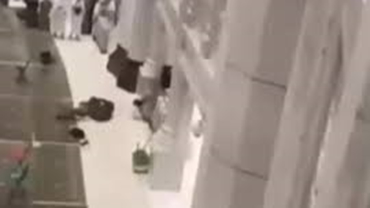 پریدن فردی از طبقه بالای مسجدالحرام + فیلم