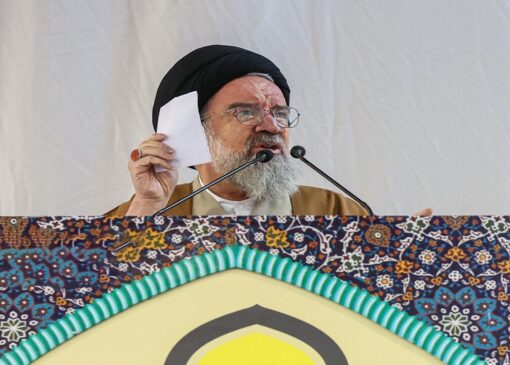 آیت‌الله خاتمی: اگر دشمن آسیبی بزند، روزگارش شب سیاه خواهد شد