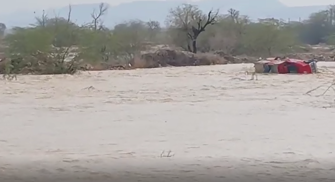 غرق شدن خودروی آتش نشانی در سیل پارسیان/ یک فوتی