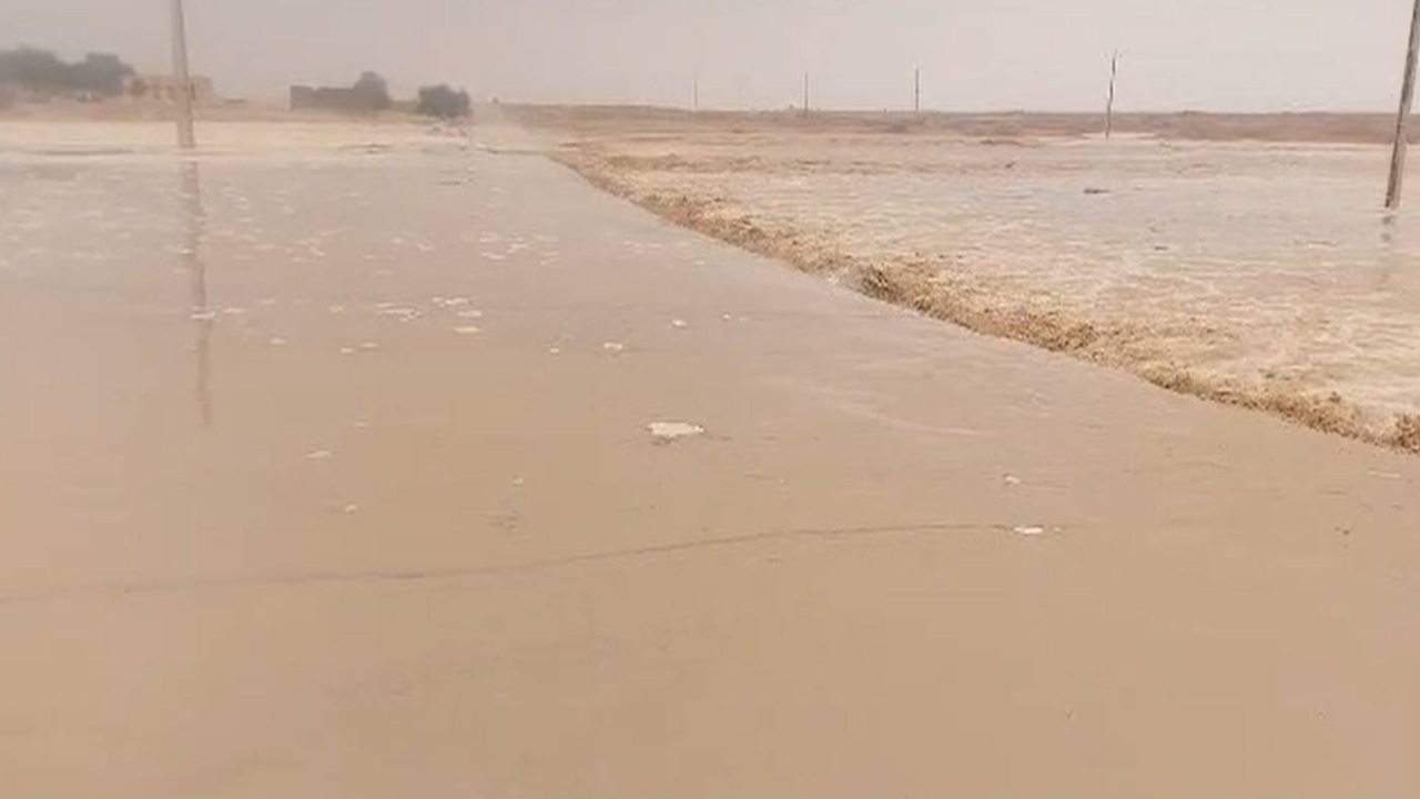 فیلمی از مسدود شدن جاده اهواز به مسجد سلیمان در اثر بارش شدید باران