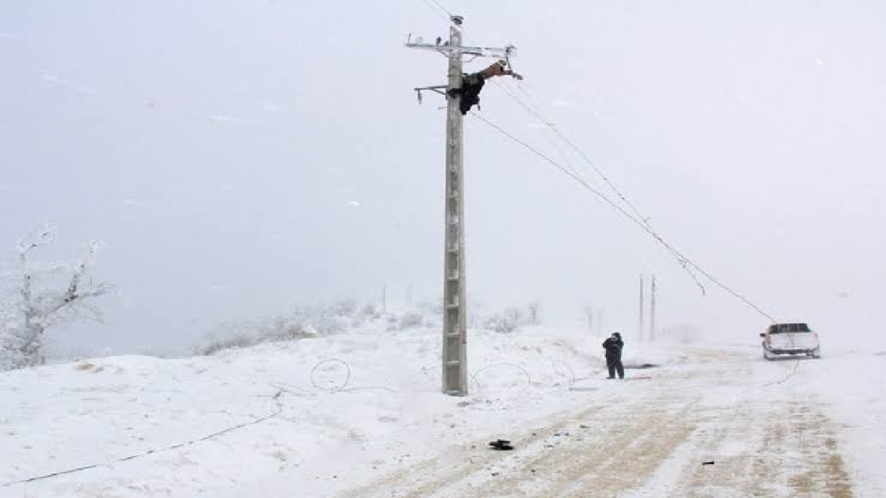 بارش برف و باران برق ۷۵ روستای لرستان را قطع کرد