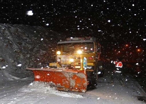 لغزندگی جاده‌های چهارمحال و بختیاری و خودرو‌های گرفتار در برف + فیلم