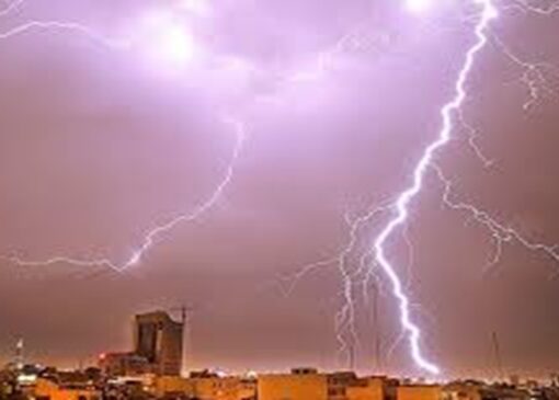 رعد و برق عجیب در آسمان غرب هرمزگان + فیلم