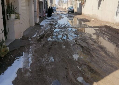 معابر گل آلود دانش آموزان آبادانی را به دردسر انداخت + فیلم