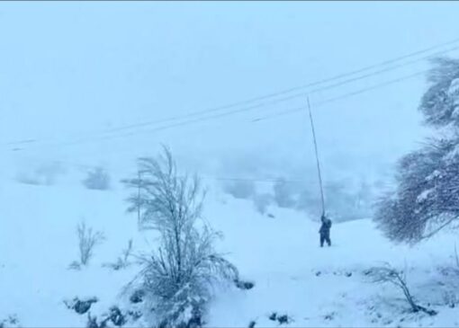 شکستگی ۶۰ تیر برق به علت بارش سنگین برف در سقز