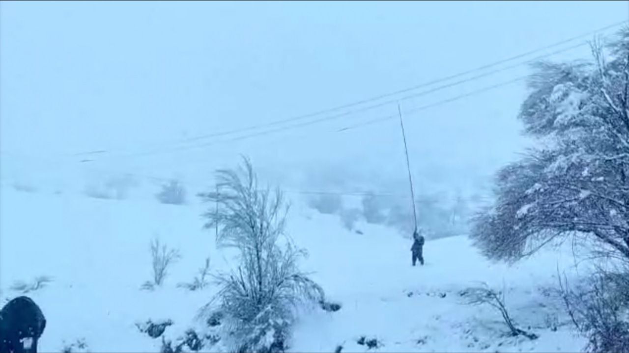 شکستگی ۶۰ تیر برق به علت بارش سنگین برف در سقز