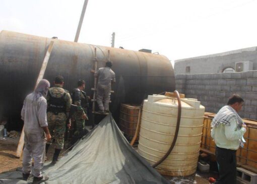 کشف محل دپو هزاران لیتر سوخت قاچاق در بندر چیروئیه استان هرمزگان